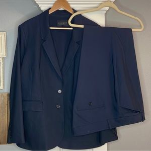 Beautiful navy blue Eloquii woman suit. Size 20. Excellent condition!
